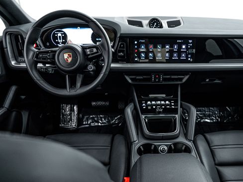 Certified 2025 Porsche Cayenne Coupe image 12