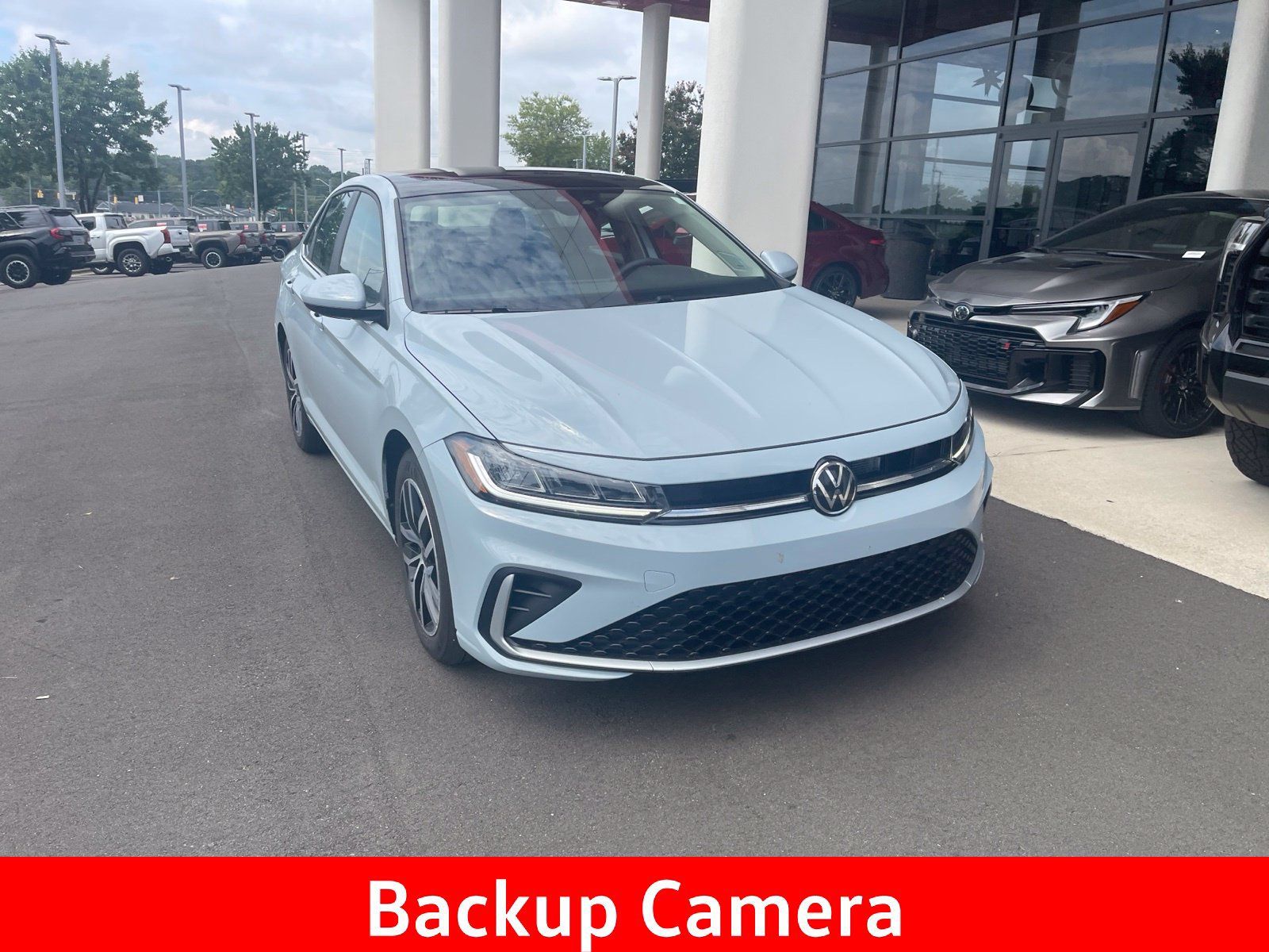 Used 2025 Volkswagen Jetta SE FWD image 3