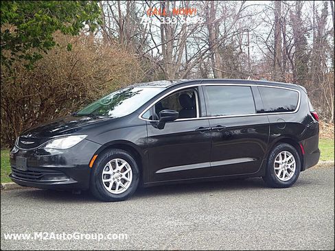 Used 2017 Chrysler Pacifica Touring image 1