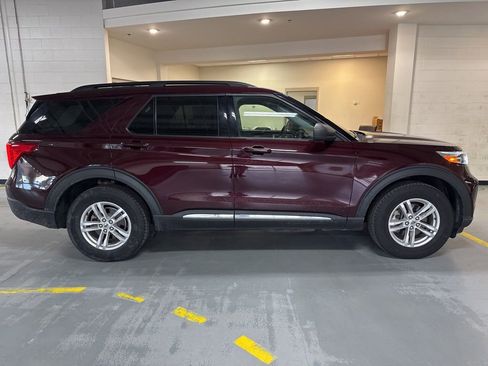 Used 2022 Ford Explorer XLT w/ Equipment Group 202A AWD/4WD image 8