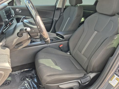 Used 2025 Hyundai Elantra SE w/ Cargo Package FWD image 17