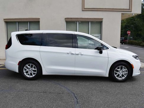 Used 2025 Chrysler Pacifica Select FWD image 2