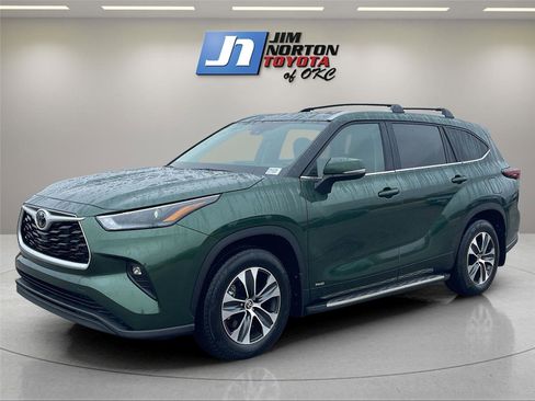 Used 2025 Toyota Highlander XLE image 1