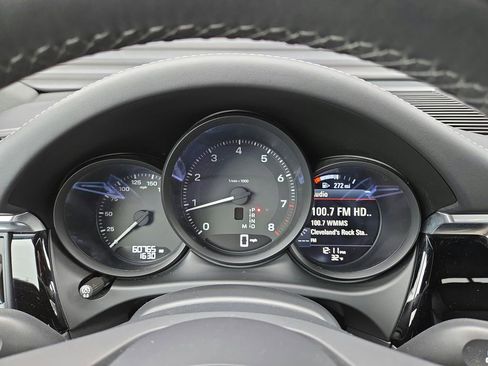 Certified 2022 Porsche Macan image 10