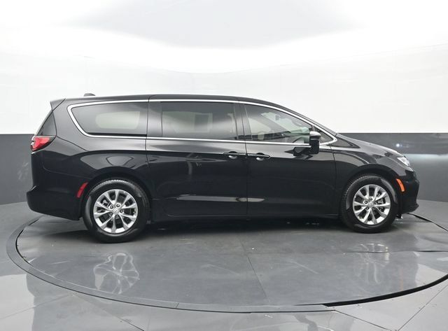 Used 2026 Chrysler Pacifica Limited FWD image 2
