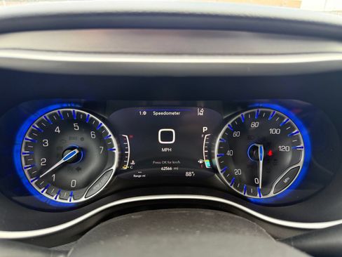 Used 2024 Chrysler Pacifica Touring-L FWD image 22