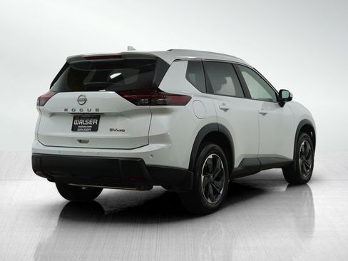 Used 2024 Nissan Rogue SV w/ SV Premium Package image 5