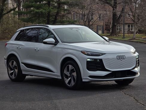 Used 2025 Audi Q6 e-tron Premium Plus image 8