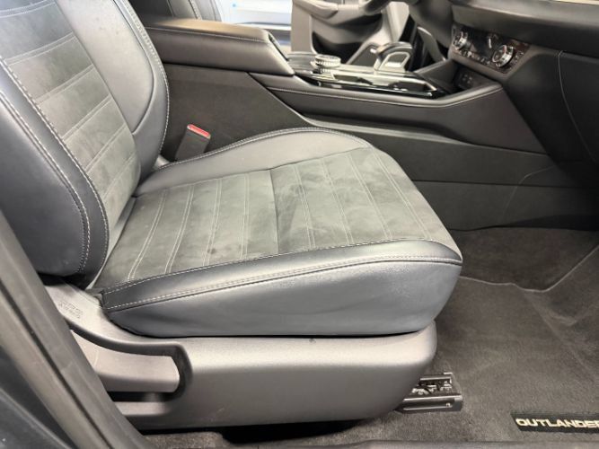 Used 2025 Mitsubishi Outlander SE FWD image 36