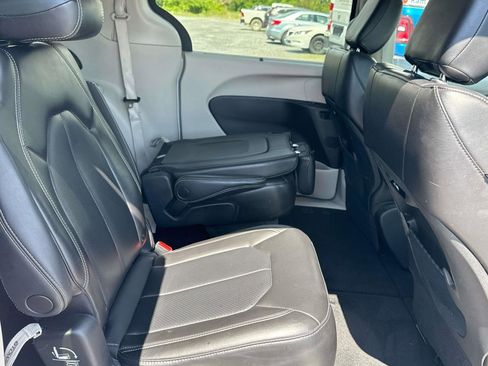 Used 2023 Chrysler Pacifica Touring-L FWD image 11
