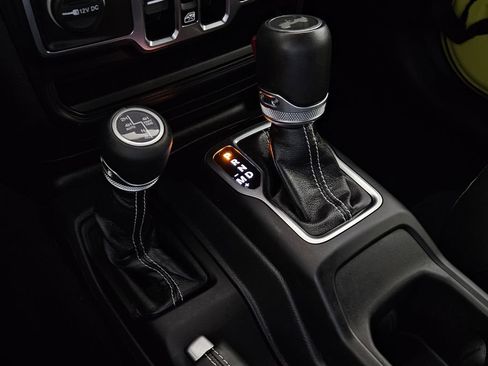 Used 2023 Jeep Wrangler Unlimited Sahara w/ Cold Weather Group AWD/4WD image 17