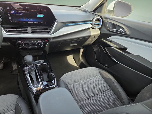 Used 2025 Chevrolet Trax LT FWD image 12