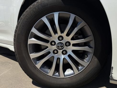 Used 2020 Toyota Sienna XLE w/ XLE Navigation Package FWD image 9