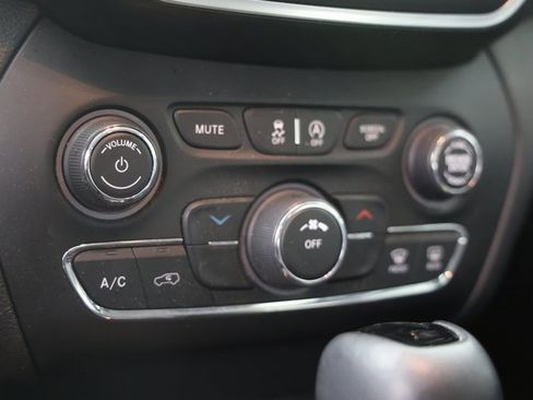 Used 2019 Jeep Cherokee Latitude Plus image 4