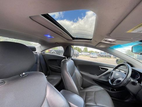 Used 2014 Hyundai Elantra w/ Option Group 2 FWD image 3