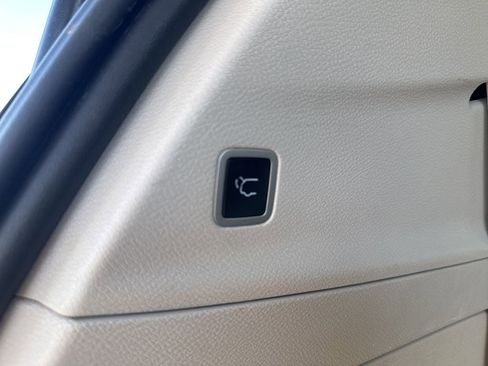 Used 2024 Chrysler Pacifica Touring-L FWD image 12