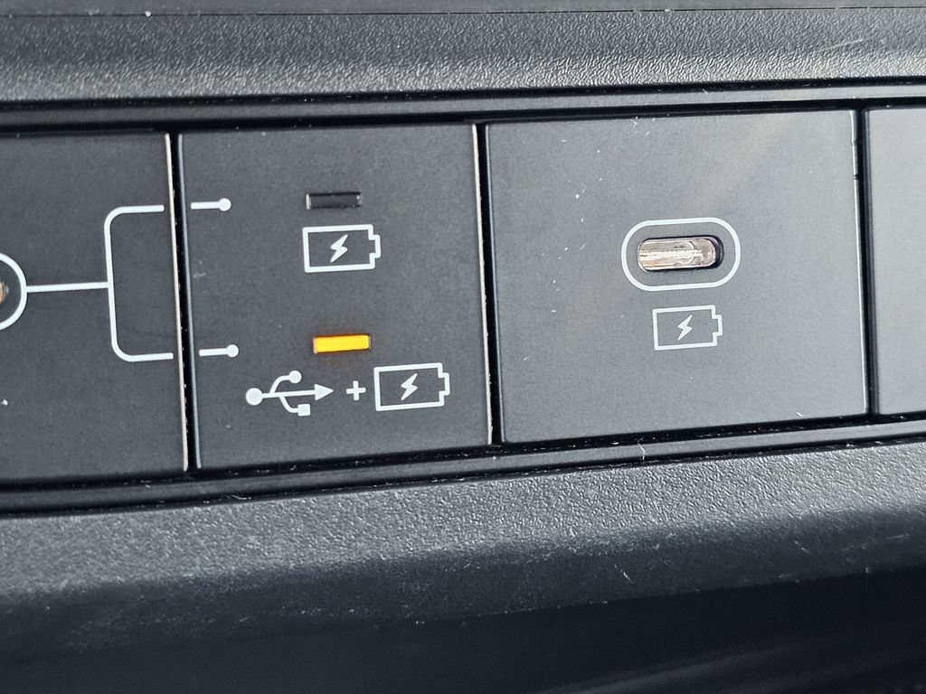 Used 2025 Kia Carnival FWD image 22