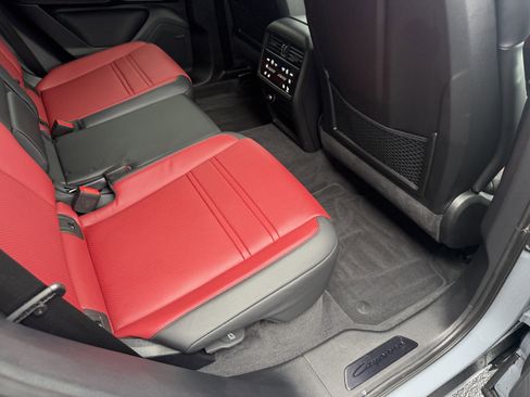 Certified 2025 Porsche Cayenne GTS AWD/4WD image 9