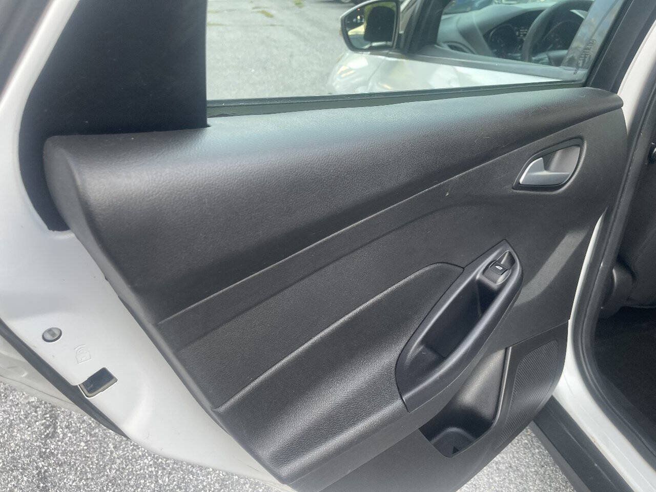 Used 2015 Ford Focus SE FWD image 16