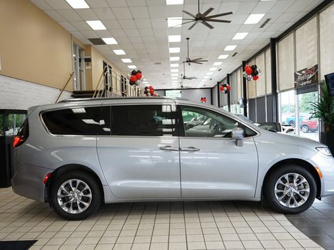 Used 2021 Chrysler Pacifica Touring-L w/ Uconnect Theater Family Group AWD/4WD image 19