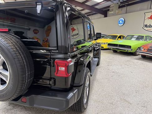 Used 2019 Jeep Wrangler Unlimited Sahara AWD/4WD image 16