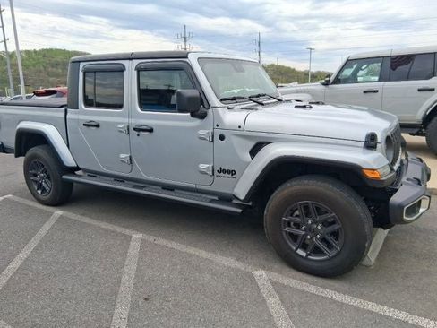 Used 2024 Jeep Gladiator Sport image 4