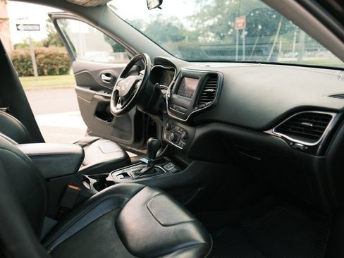 Used 2019 Jeep Cherokee Latitude Plus FWD image 15