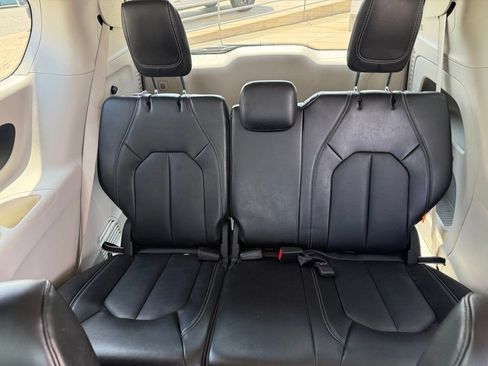 Used 2024 Chrysler Pacifica Touring-L FWD image 25