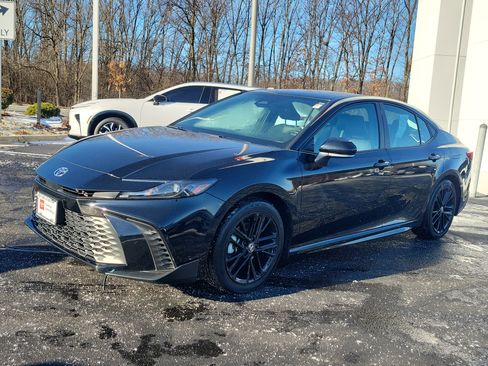 Certified 2025 Toyota Camry SE image 3