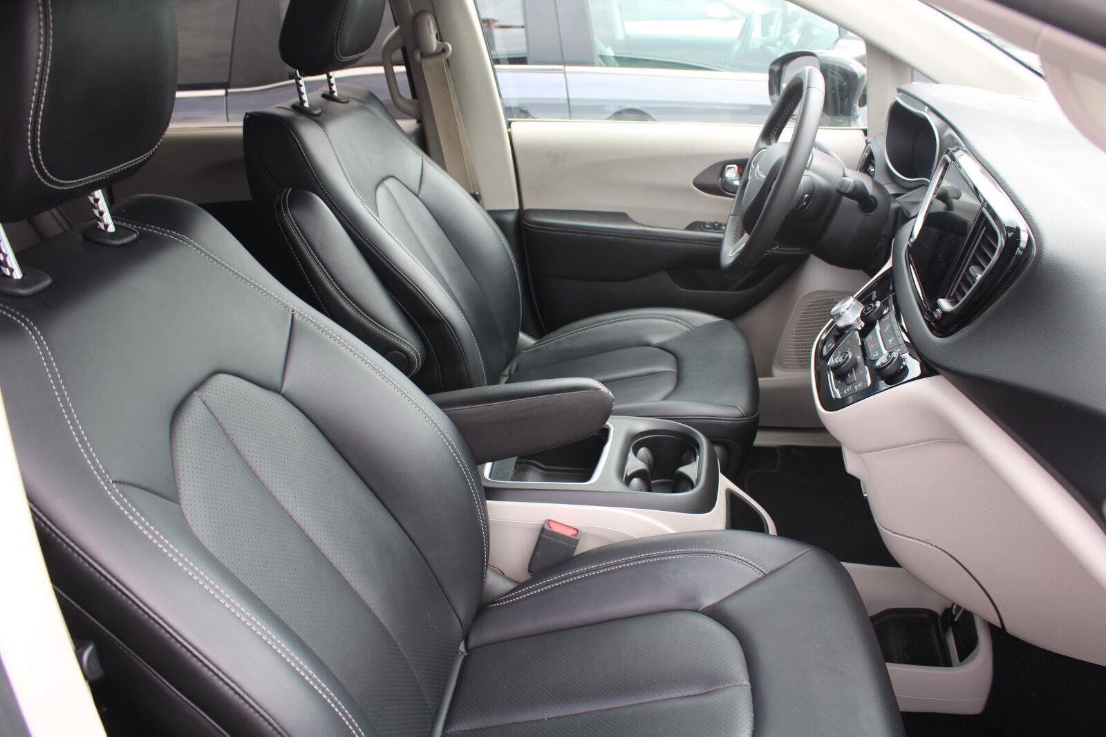 Used 2024 Chrysler Pacifica Touring-L FWD image 4