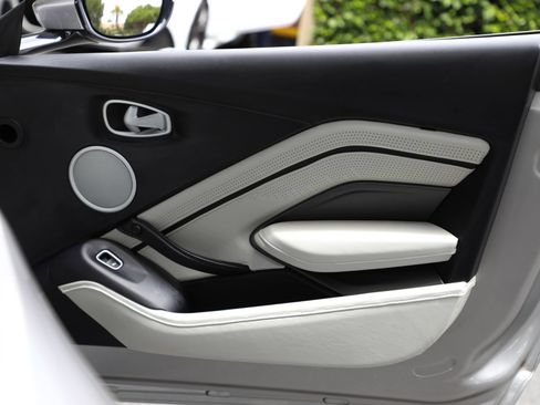 Used 2023 Aston Martin V8 Vantage Roadster RWD image 42