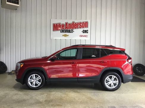 Used 2024 GMC Terrain SLE w/ Driver Convenience Package FWD image 2