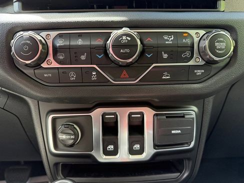 Used 2025 Jeep Wrangler Sport image 22