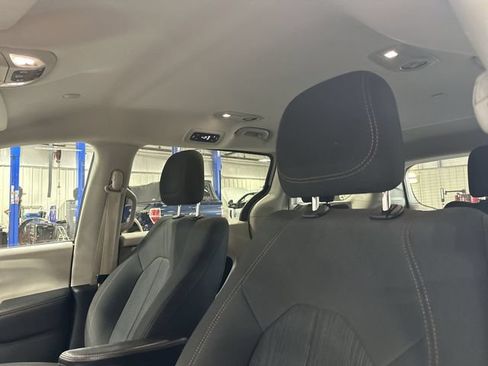 Used 2017 Chrysler Pacifica Touring FWD image 20