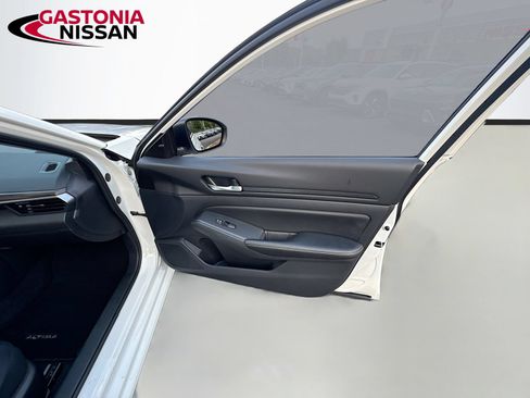 Used 2025 Nissan Altima 2.5 SV FWD image 38