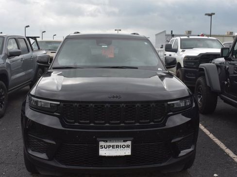 Used 2023 Jeep Grand Cherokee Altitude AWD/4WD image 2