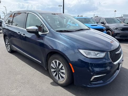 Used 2023 Chrysler Pacifica Limited FWD image 8