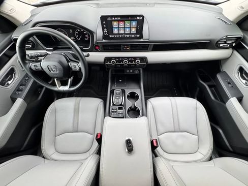 Used 2025 Honda Pilot Touring image 2