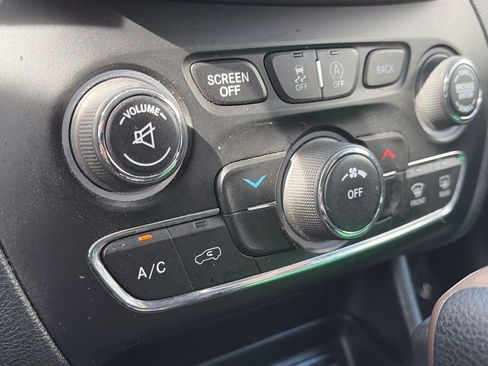 Used 2017 Jeep Cherokee Latitude AWD/4WD image 22
