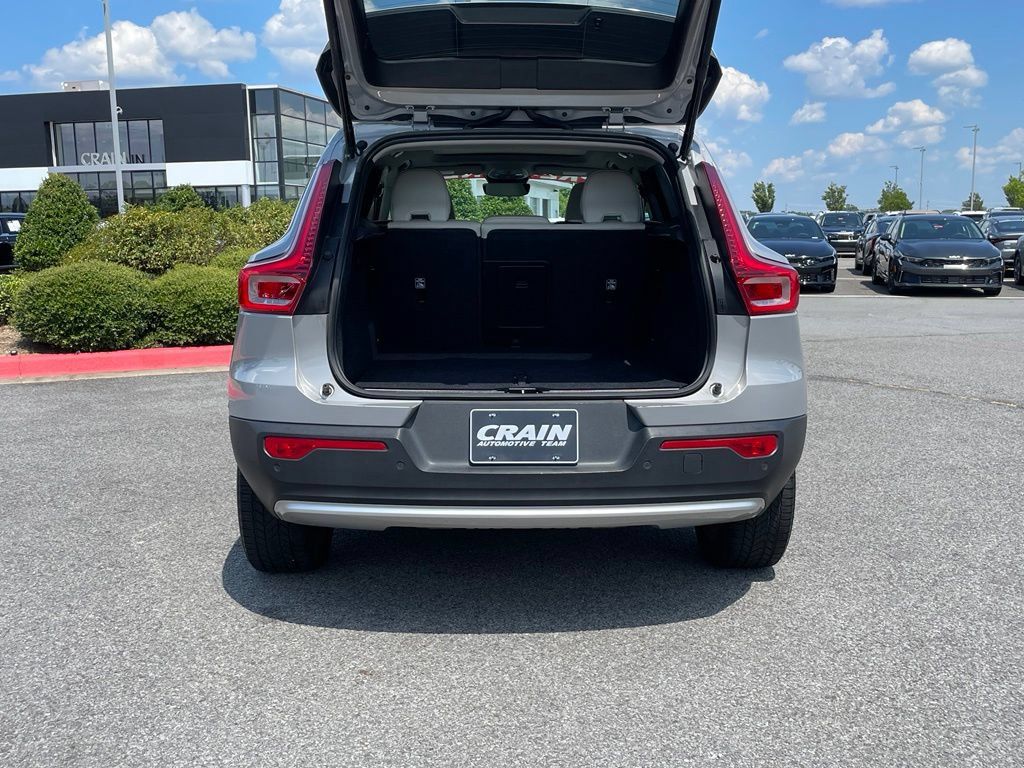 Used 2023 Volvo XC40 B5 Plus AWD/4WD image 7