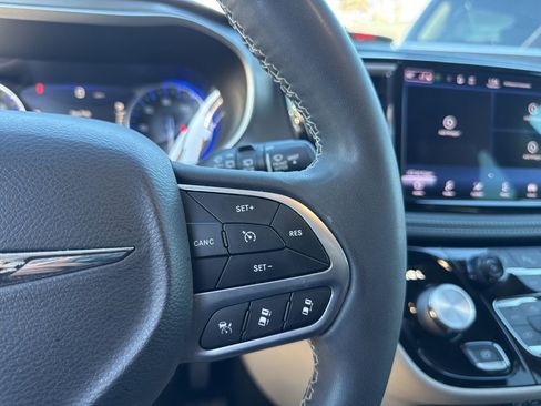 Used 2022 Chrysler Pacifica Touring-L image 26