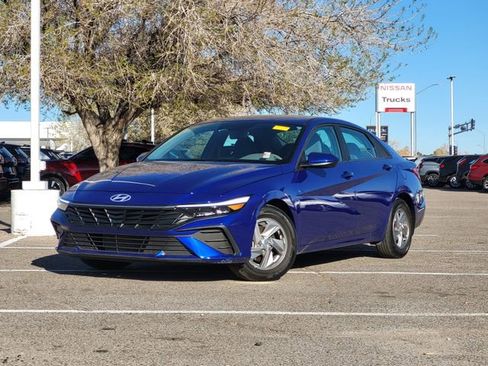 Used 2024 Hyundai Elantra SE image 2