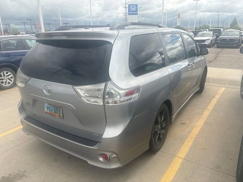 Used 2011 Toyota Sienna SE w/ Preferred Pkg FWD image 3