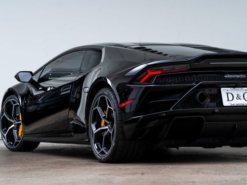 Used 2022 Lamborghini Huracan EVO RWD image 9