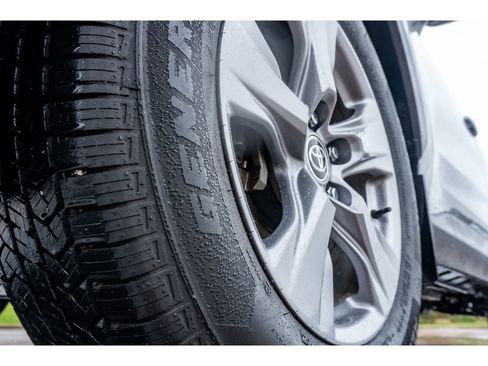 Used 2022 Toyota RAV4 LE image 9