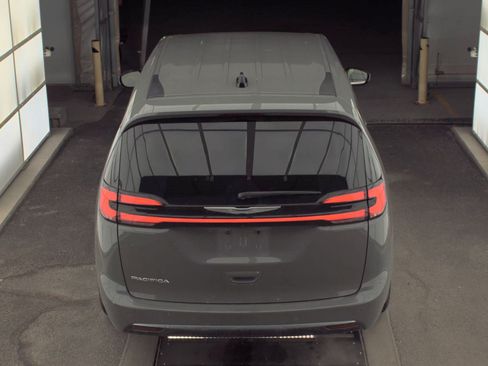 Used 2024 Chrysler Pacifica Touring-L FWD image 5
