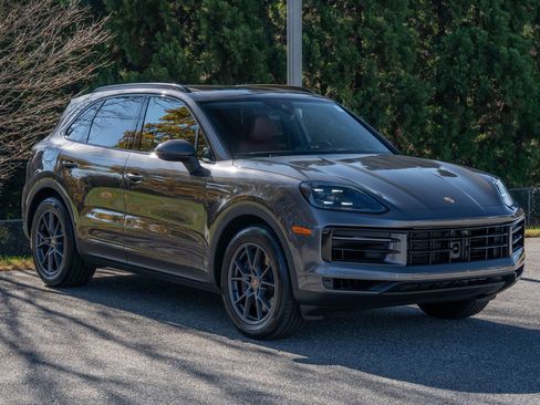 Certified 2025 Porsche Cayenne image 9