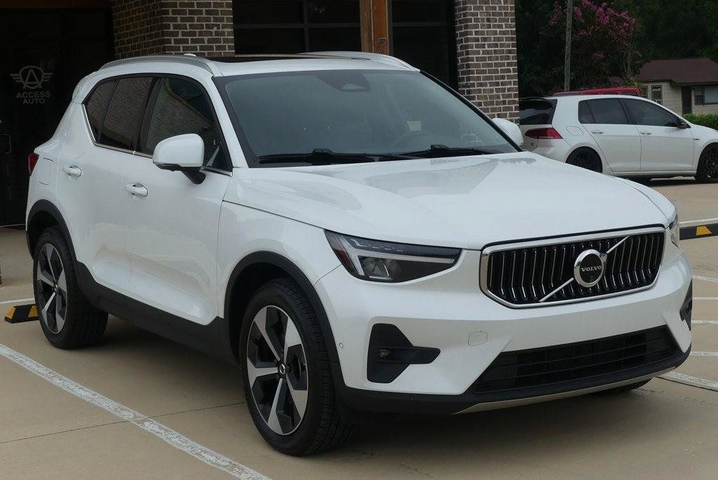Used 2024 Volvo XC40 B5 Plus AWD/4WD image 7