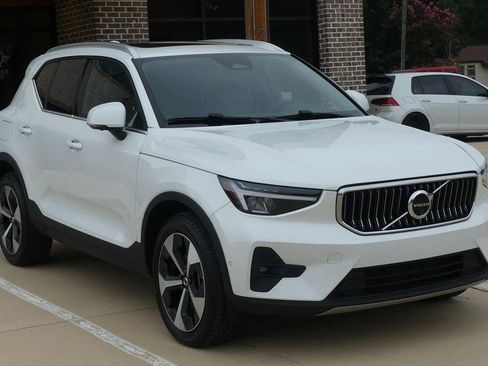 Used 2024 Volvo XC40 B5 Plus AWD/4WD image 7