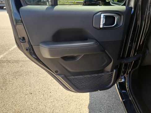 Used 2023 Jeep Wrangler Unlimited Sahara AWD/4WD image 13